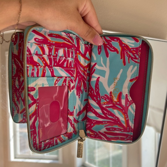 Lilly Pulitzer Key Chain Wallet - Picture 2 of 3